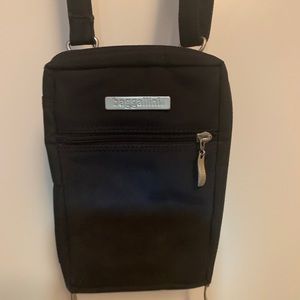 Super cute Baggalini travel purse - pristine!